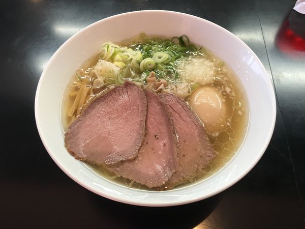 「贅沢焼牛塩らぁ麺 1050円」@牛骨らぁ麺 マタドール 本店の写真
