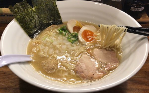 「濃厚鶏白湯そば(750円)+味玉(無料)」@麺屋 ゆるり。の写真