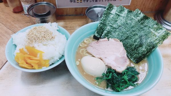 「味玉入りラーメン」@横浜ラーメン 武蔵家 志木店の写真
