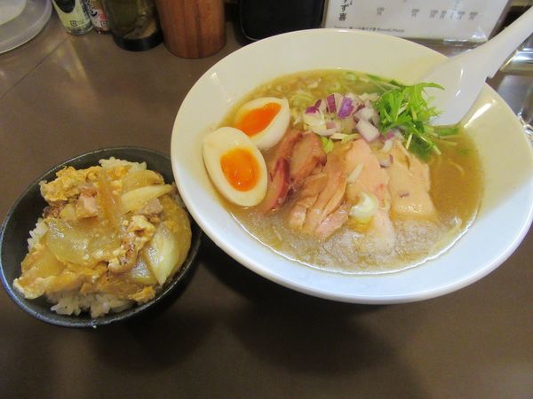 「こく塩（８００円）＋特製＋本日のごはん」@鶏こく中華 すず喜の写真