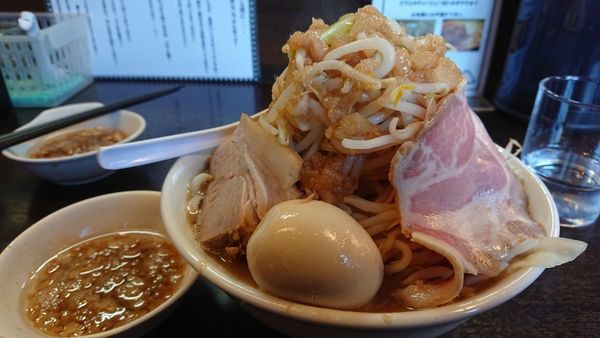 「ラーメン小（ヤサイ、アブラ）＋味玉＋ローストポーク」@ラーメンどでん 大宮店の写真