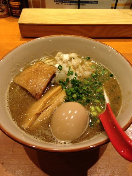 「夜の部煮干しソバ850円 味玉(ラーパス)」@らーめんキッチン いいづかの写真