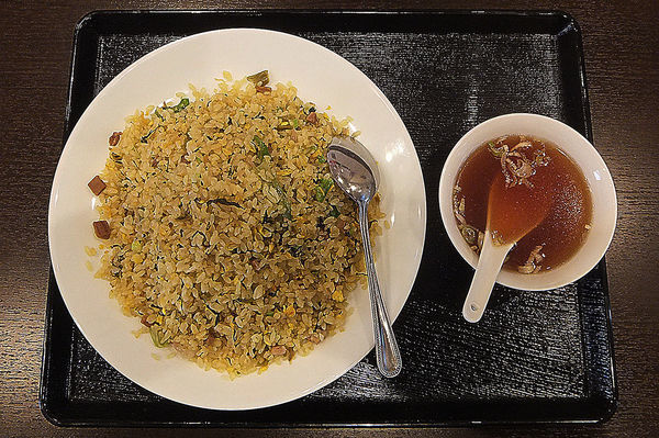 「豚肉と高菜チャーハン(大盛り)」@中華料理 広東餃子の写真