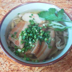 三枚肉そば（平麺） 580円