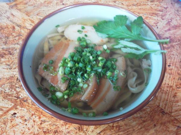 「三枚肉そば（平麺） 580円」@ゆうなみ 坂下店の写真