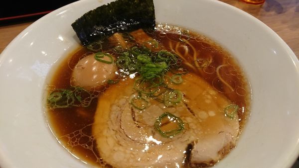 「半熟味玉中華そば」@日本の中華そば富田 成田空港店の写真