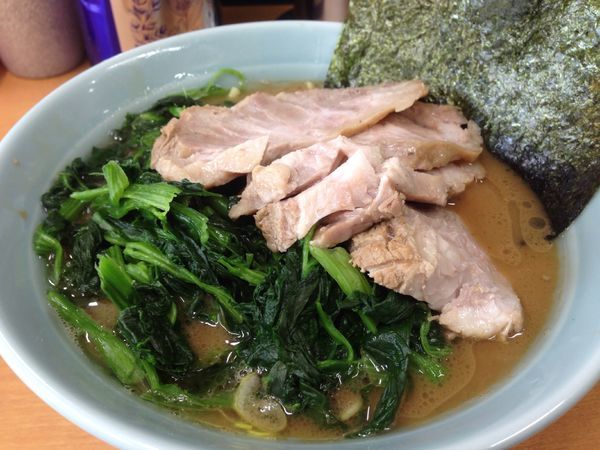 「チャーシュー麺 + ほうれん草」@横浜らーめん 武蔵家 綾瀬店の写真