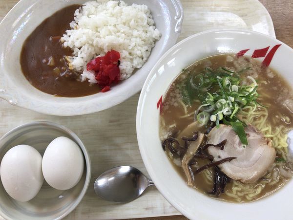 「スーパーラーメン&ハーフカレー480円+ゆで卵30円×2」@スーパーラーメン 安達店の写真