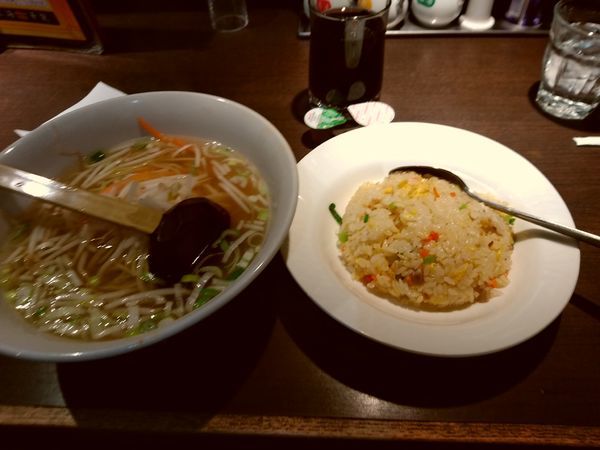 「本日のランチ①(塩もやしラーメン＆五目チャーハン)780円」@上海華龍 ヤマダ電機LABI1高崎店の写真