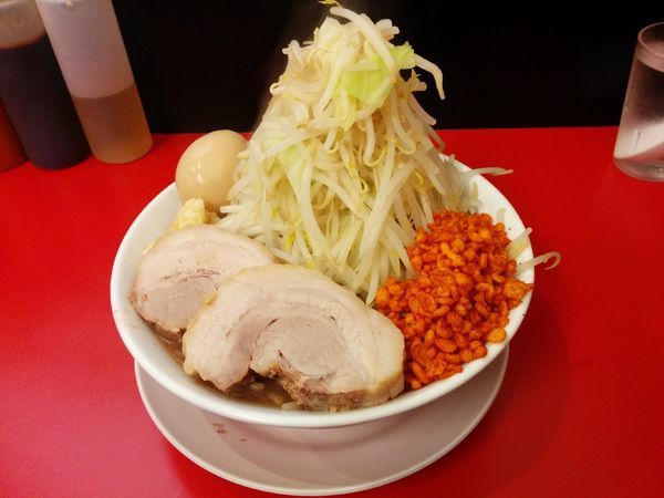 「らーめん（肉1枚、味玉）」@鷹の目 獨協大学前本店の写真