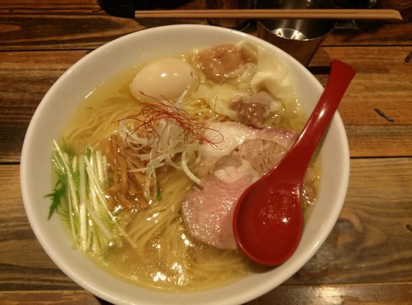 「香彩鶏だし特製塩らーめん大盛」@麺屋 翔 西新宿本店の写真