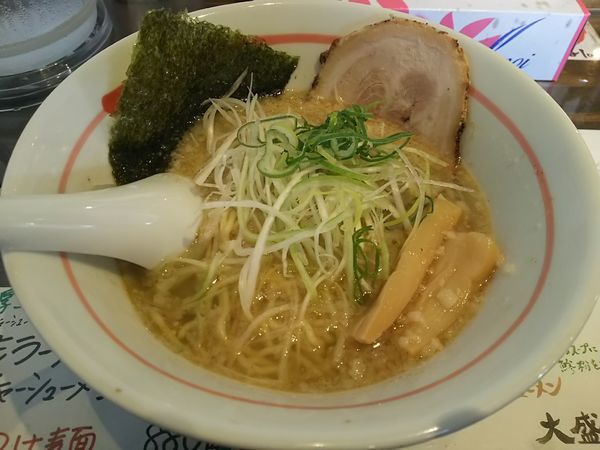 「魚介しょうゆラーメン　鰯（いわし）：背脂あり　※㋗で５００円」@俺らラーメン ちょもらんまの写真