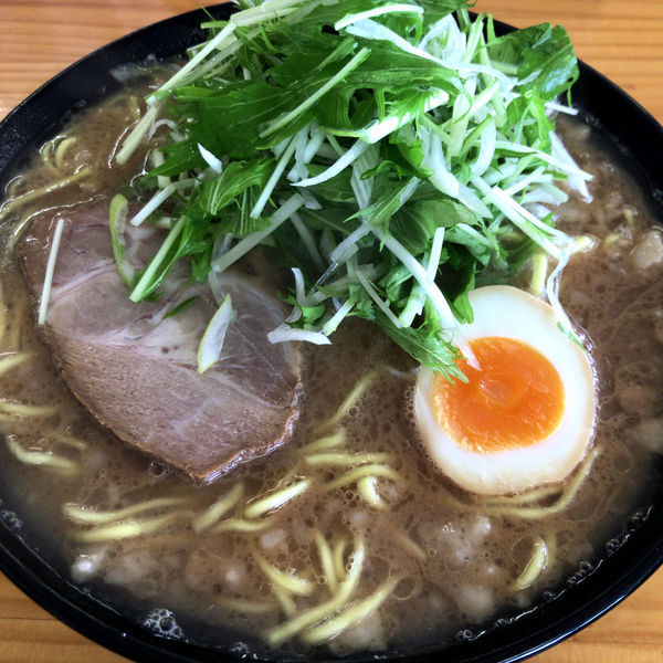 「塩豚骨ラーメン（こってり）中太麺（かため）750円」@豚骨ラーメン 新井商店の写真