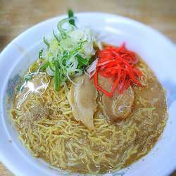 醤油豚骨ラーメン 900円