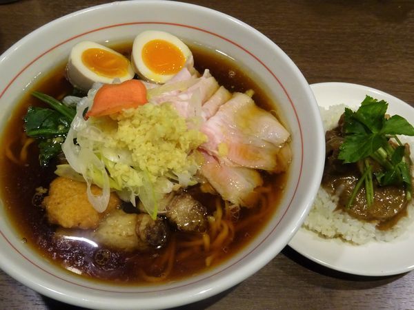 「八咫烏式生姜醤油ラーメン 1000円 ＋ 味噌豚ごはん」@八咫烏の写真