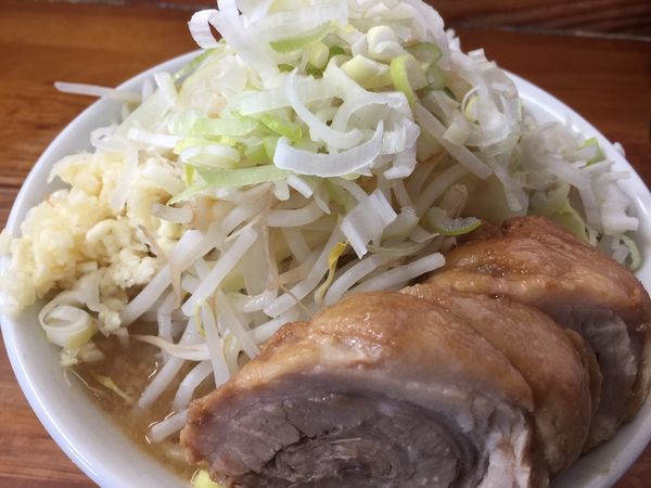 「ラーメン（中）＋小豚増し＋ネギ＋ニンニク」@ハイマウントの写真