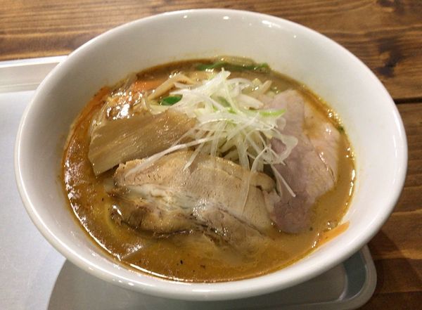 「牛鮮魚出汁のピリ辛野菜らーめん(期間限定)800円」@らーめん なぶら 京王八王子店の写真