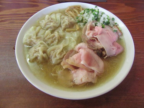 「雲呑麺・塩（９００円）＋肉増し」@良温(Ra-on)の写真