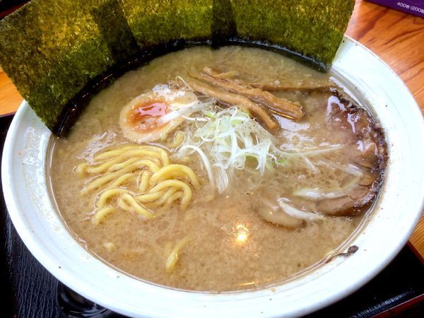 「コテ醤油とんこつラーメン（860円）」@すずなりの写真