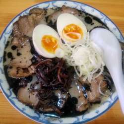 玉子入りチャーシュー麺880円