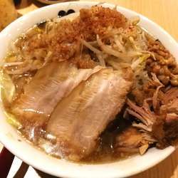 ブタメン+ブタ+ほぐしブタ+納豆（ヤサイマシアブラふつう）