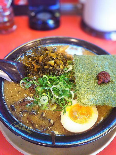 「醤油豚骨ラーメン 680円＋辛子高菜トッピング 80円」@らーめん 藤一番 柴田店の写真