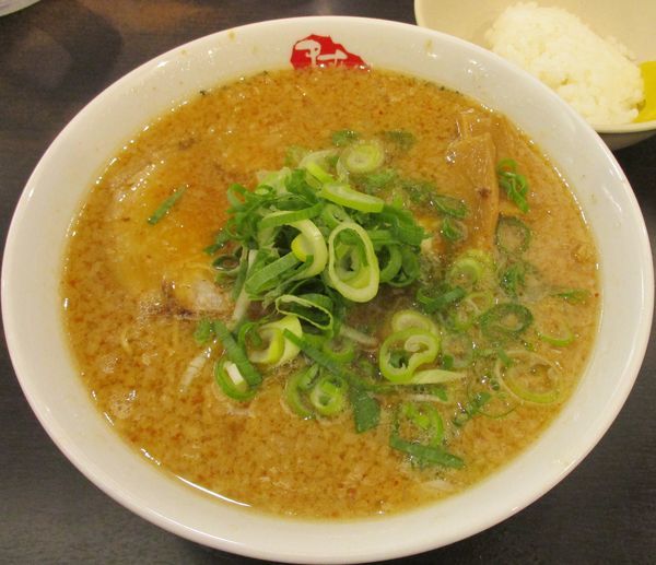 「ラーメン＋サービスご飯(小）300円※開店23周年記念価格」@京都銀閣寺 ますたにラーメン 日本橋本店の写真