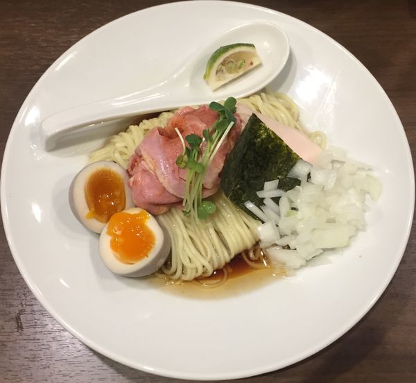 「鯵と秋刀魚の煮干油そば850円」@八咫烏の写真