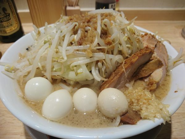 「ブタメン(並)780円(ヤサイ・アブラ)＋うずら（VIPサー」@ラーメンブタヒロの写真