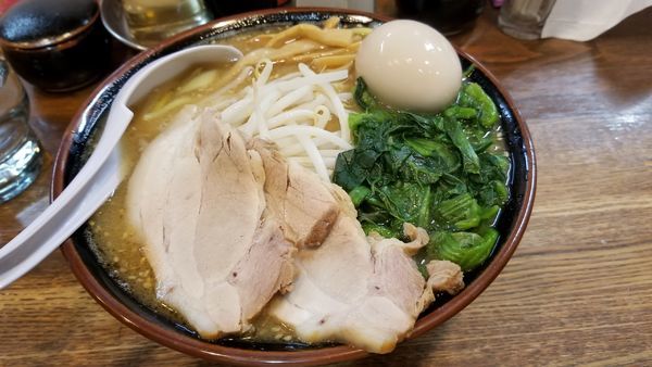 「いつもの豚骨味噌　ほうれん草５０円ﾁｬｼｭｰ１味玉トッピング」@らあめん 寸八 総本店の写真