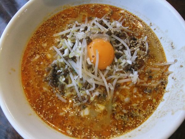 「紅のスープ担担麺（950円）」@酔東坡 北野店の写真