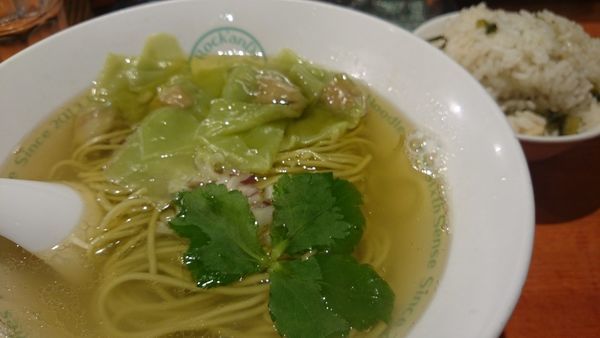 「しお素グリーン麺 + グリーン雲呑」@麺屋 六感堂 Rock'anDoの写真