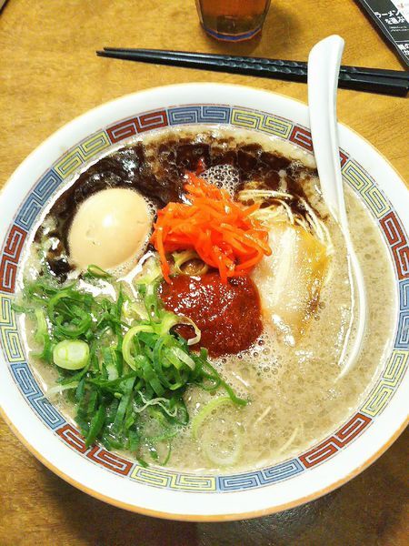 「アカマルベース 770円＋煮玉子 100円」@一風堂 SHIROMARU-BASE 金山店の写真