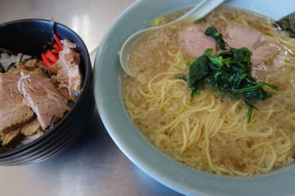 「ラーメン麺固め油多め350円（金曜のみ祝日以外）チャー丼」@ラーメンショップ 野田店の写真