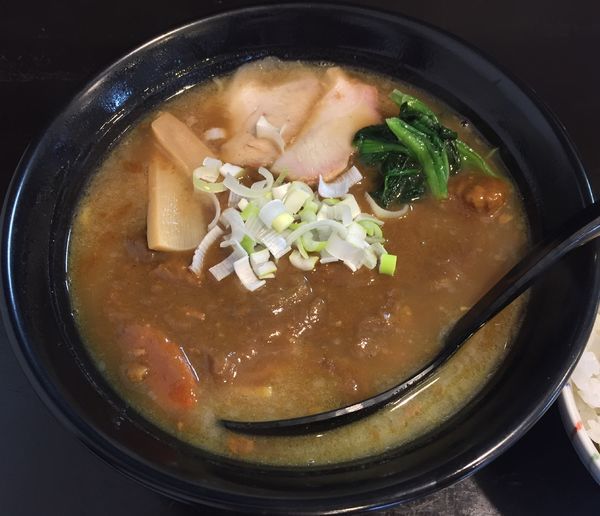 「黒カレーラーメン＋半ライス（￥850＋￥100）」@はとり亭の写真