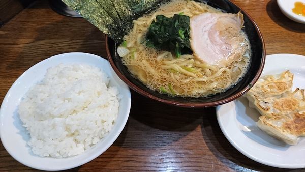 「醤油ラーメン(並)＋ぶっちぎりセット(餃子、ラ」@横濱家系ラーメン 萬心家の写真