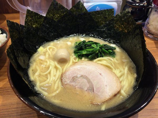 「ラーメン並脂少なめ後普通、海苔マシ（無料クーポン）」@横浜家系ラーメン 壱角家 埼大通り店の写真