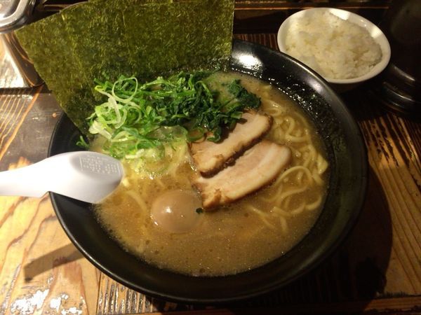 「ラーメン（中盛）、無料味玉、小ライス」@横浜家系ラーメン 石川家 大宮店の写真