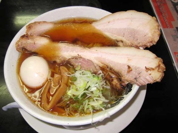 「らーめん（醤油）　580円＋特製チャーシュー　450円他」@食堂 はせ川の写真
