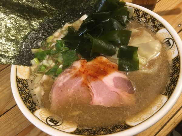 「煮干ラーメン850円、わかめ100円、海苔100円」@すごい煮干ラーメン凪 新宿ゴールデン街店 本館の写真