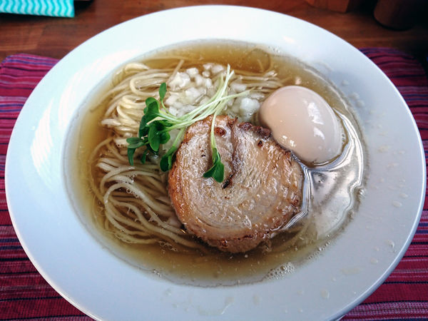 「【限定】燻香煮干しそば＋煮干玉」@中華蕎麦 一無庵の写真