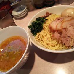 とんこつしょう油、中太麺