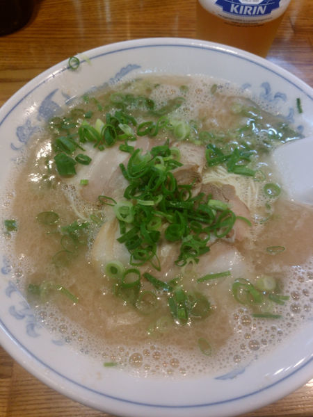 「博多ラーメン650円＋餃子、ビール」@博多ラーメン ばりこて 高田馬場店の写真