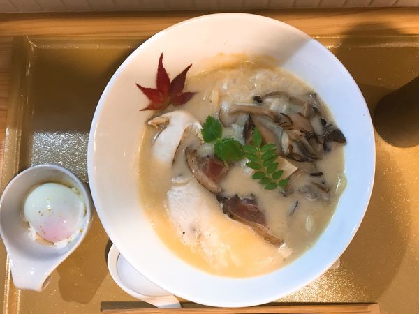 「温玉入り山鶏そば」@麺や 徳川吉成の写真
