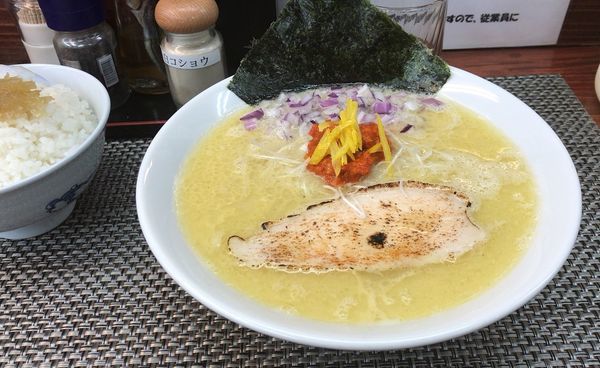「自家製柚子唐辛子塩鶏白湯(限定)玉ネギごはん付(830円)」@麺や 睡蓮の写真