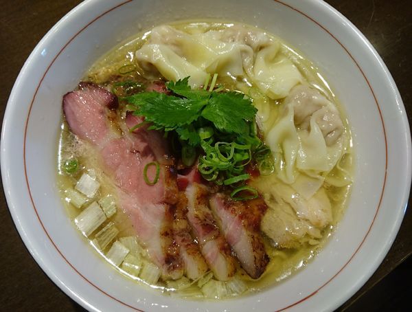 「地鶏中華そば（塩・細麺）＋釜焼きチャーシュー＋肉ワンタン」@麺や 虎徹の写真