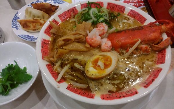 「驚天動地 ロブスター味噌ラーメン・焼餃子3個のセット」@バーミヤン みなとみらい店の写真