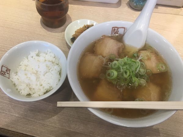 「喜多方ラーメン サービスライス付き 650円」@喜多方ラーメン坂内 新宿西口思い出横丁店の写真