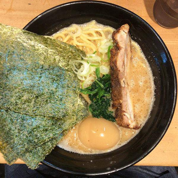 「味玉豚骨醤油ラーメン＋小ライス（サービス）」@麺乃蔵 中根家の写真
