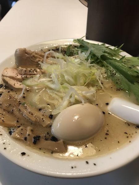 「白鷹塩魚介（ささみ選択＋味玉）」@鷹神の写真